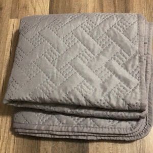 Pair king sized gray pillow shams.